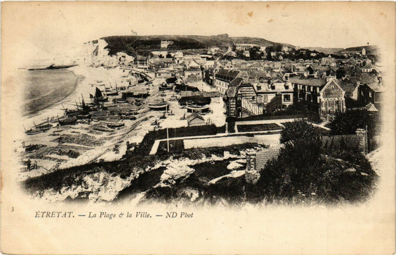 Carte postale ancienne Etretat-La Plage & La Ville à Étretat