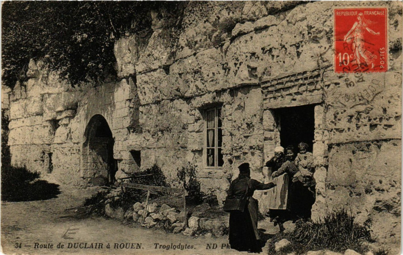 Carte postale ancienne Route de Duclair a Rouen Troglodytes à Duclair
