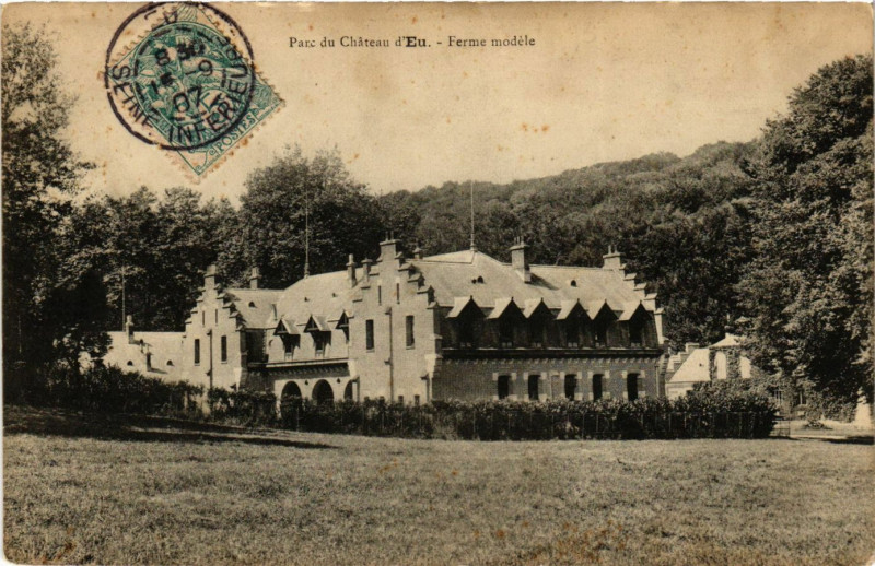 Carte postale ancienne Parc du Chateau d'Eu - Ferme modele à Eu