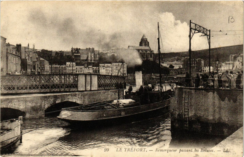Carte postale ancienne Le Treport-Remorqueur passant les Ecluses au Tréport