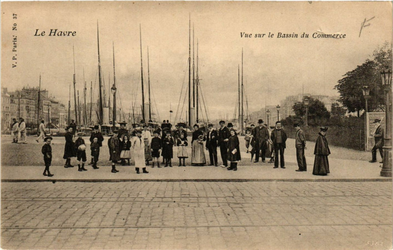 Carte postale ancienne Le Havre-Vue sur le Bassin du Commerce au Havre