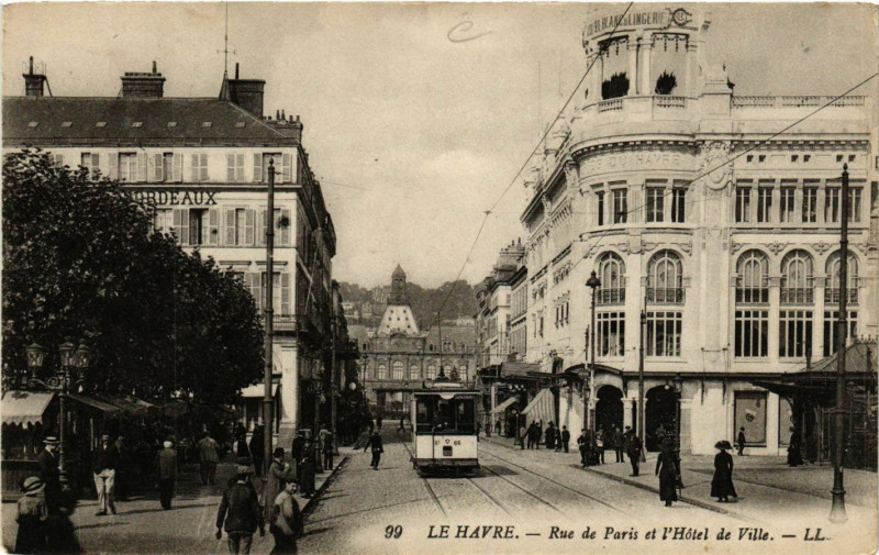 Carte postale ancienne Le Havre-Rue de Paris et l'Hotel de Ville au Havre