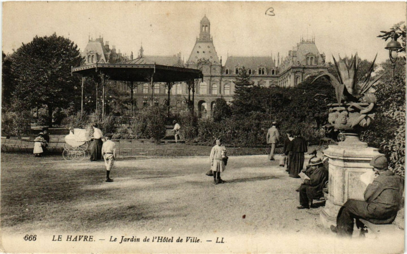 Carte postale ancienne Le Havre-Le Jardin de l'Hotel de Ville au Havre