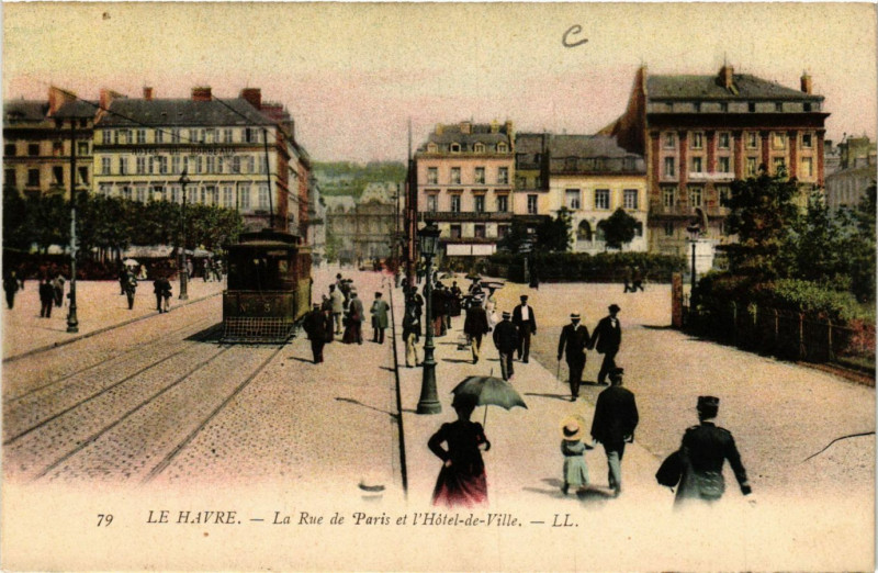 Carte postale ancienne Le Havre-La Rue de Paris et l'Hotel de Ville au Havre