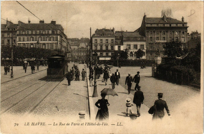 Carte postale ancienne Le Havre-La Rue de Paris et l'Hotel de Ville au Havre
