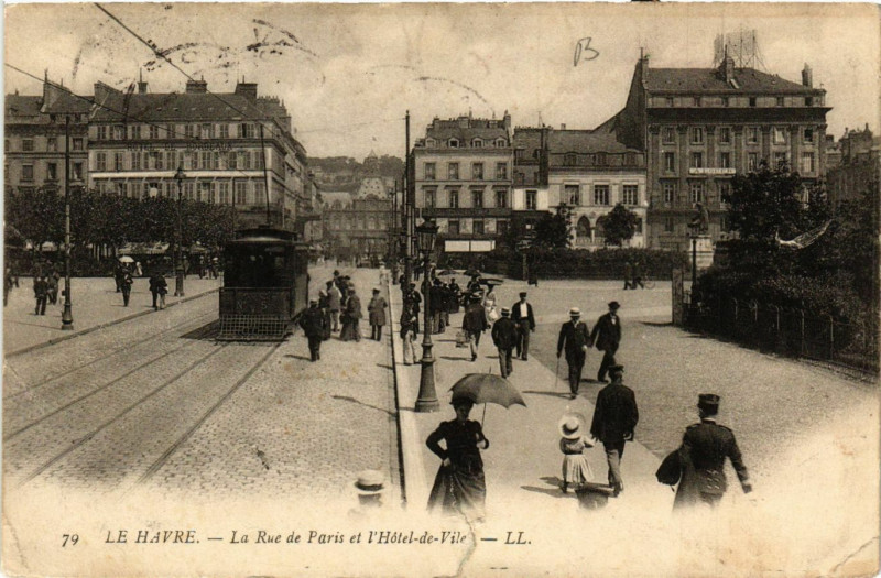 Carte postale ancienne Le Havre-La Rue de Paris et l'Hotel de Ville au Havre