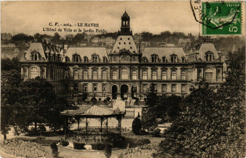 Carte postale ancienne Le Havre-L'Hotel de Ville et le Jardin Public au Havre