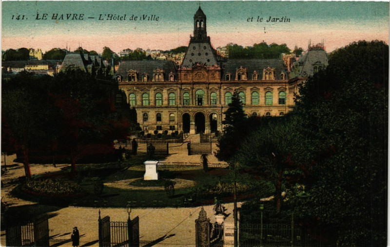 Carte postale ancienne Le Havre-L'Hotel de Ville et le Jardin au Havre