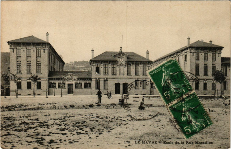 Carte postale ancienne Le Havre-Ecole de la Rue Massillon au Havre