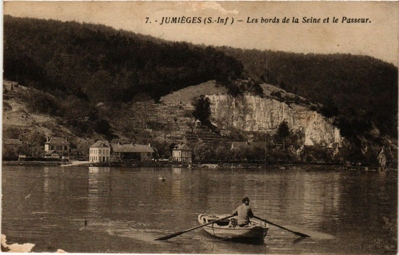 Carte postale ancienne Jumieges-Les bords de la Seine et le Passeur à Jumièges