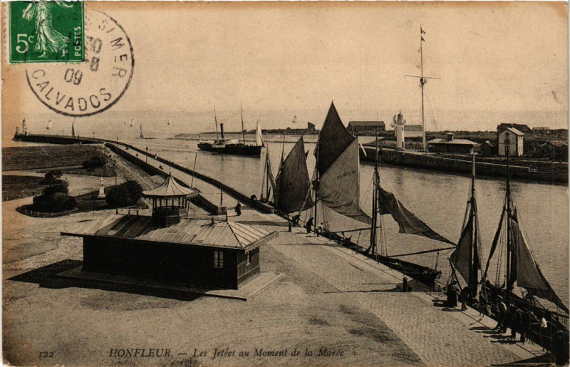 Carte postale ancienne Honfleur-Les Jetées au Moment de la Marée à Eu