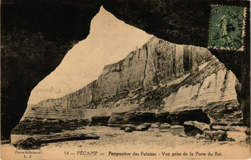 Carte postale ancienne Fecamp-Perspective des Falaises Vue prise de la Porte du Roi à Fécamp