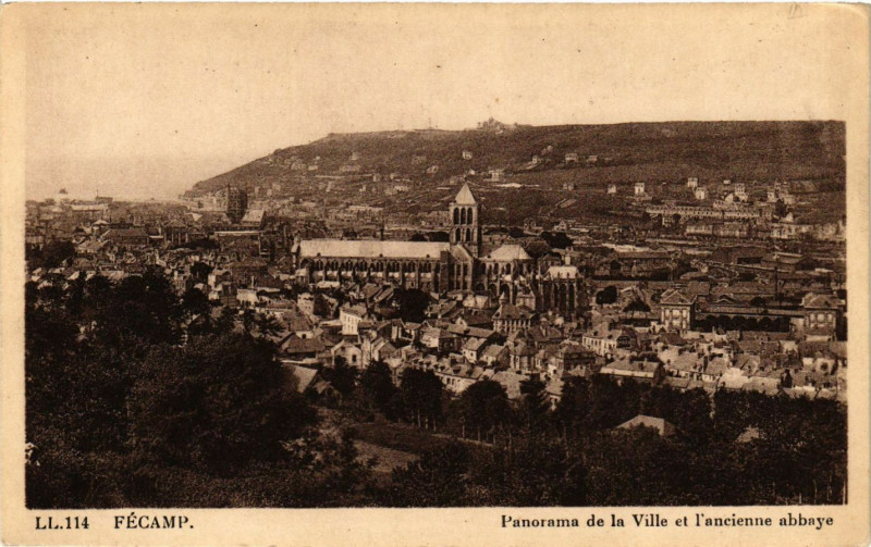 Carte postale ancienne Fecamp-Panorama de la Ville et l'ancienne abbaye à Fécamp