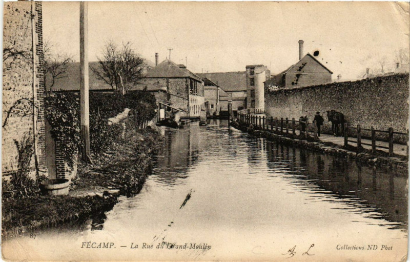 Carte postale ancienne Fecamp-La Rue du Grand-Moulin à Fécamp