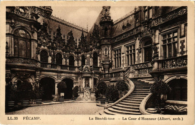 Carte postale ancienne Fecamp-La Benedictine La Cour d'Honneur à Fécamp