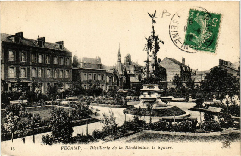 Carte postale ancienne Fecamp-Distillerie de la Benedictine le Square à Fécamp