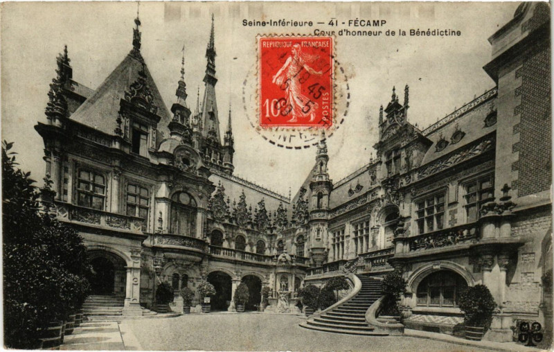 Carte postale ancienne Fecamp-Cour d'honneur de la Benedictine à Fécamp