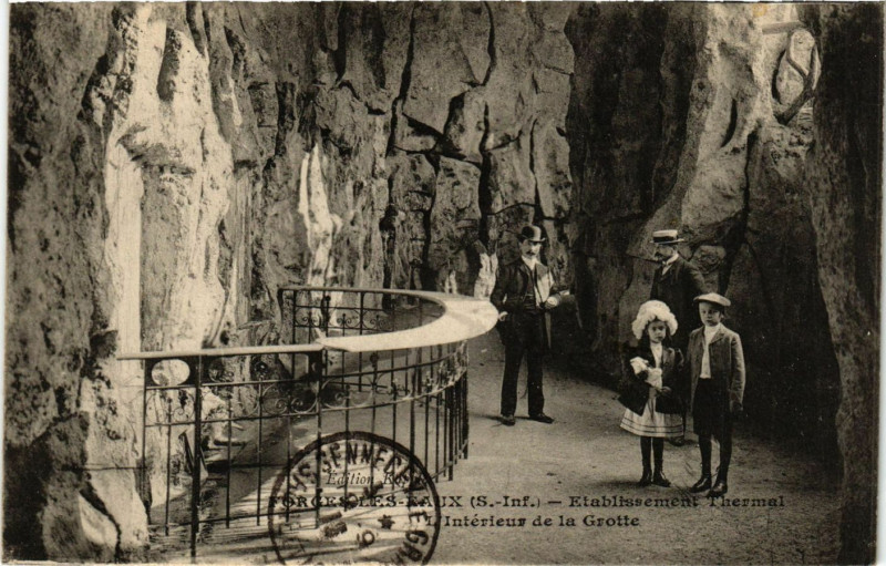Carte postale ancienne Forges-les-Eaux Etablissement Thermal-Interieur de la Grotte à Forges-les-Eaux