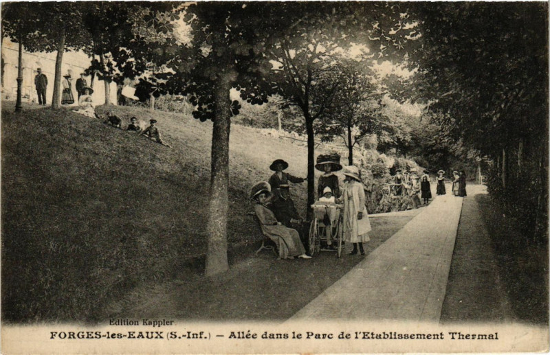 Carte postale ancienne Forges-les-Eaux Allée dans le Parc de l'Etablissement Thermal à Forges-les-Eaux