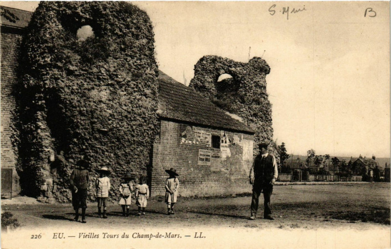 Carte postale ancienne Eu - Vieilles Tours du Champ-de-Mars à Eu