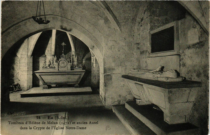 Carte postale ancienne Eu - Tombeau d'Helene de Melun et ancien Autel dans la Crypte à Eu