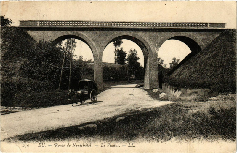 Carte postale ancienne Eu - Route de Neufchatel Le Viaduc à Eu
