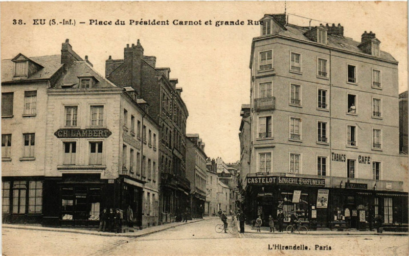 Carte postale ancienne Eu - Place du President Carnot et grande Rue à Eu