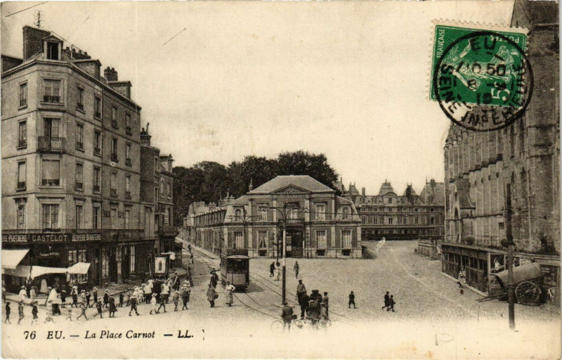 Carte postale ancienne Eu - La Place Carnot à Eu