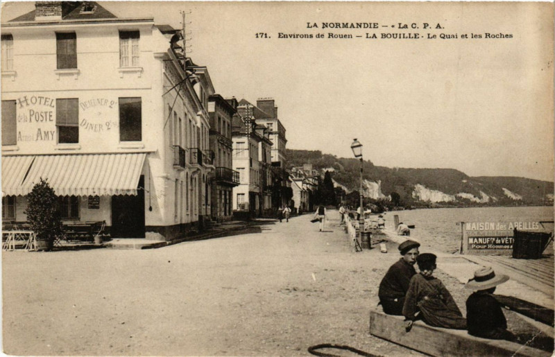 Carte postale ancienne Env. de Rouen-La Bouille Le Quai et les Roches à La Bouille