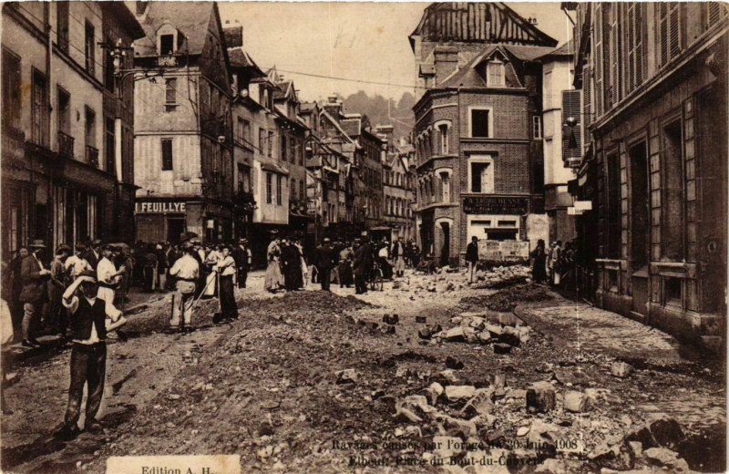 Carte postale ancienne Elbeuf-Place du Bout du Couvent Ravages causes par l'orage à Elbeuf
