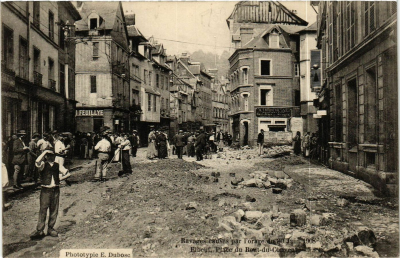 Carte postale ancienne Elbeuf-Place du Bout du Couvent Ravages causes par l'orage à Elbeuf