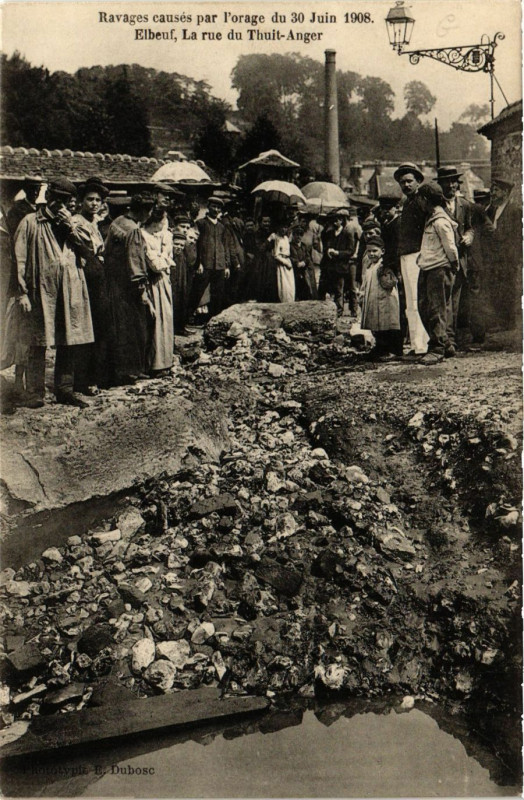 Carte postale ancienne Elbeuf-La rue du Thuit-Anger Ravages causes par l'orage à Elbeuf