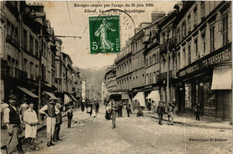 Carte postale ancienne Elbeuf-La rue de la Republique à Elbeuf