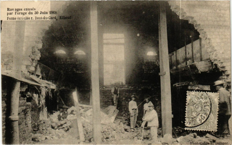 Carte postale ancienne Elbeuf-Ferme ecroulée r. Bout du Gard à Elbeuf