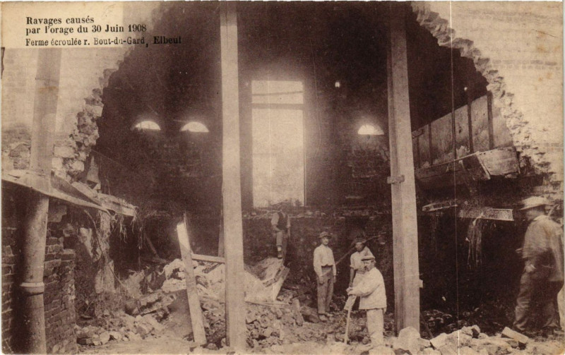 Carte postale ancienne Elbeuf-Ferme ecroulée r. Bout du Gard à Elbeuf