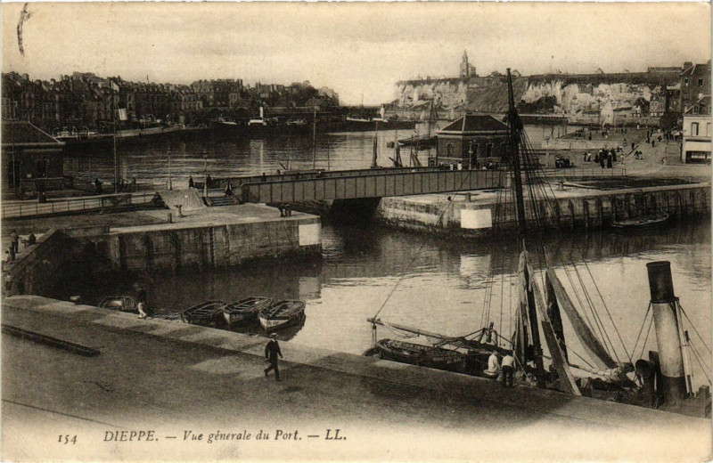 Carte postale ancienne Dieppe-Vue générale du Port à Dieppe
