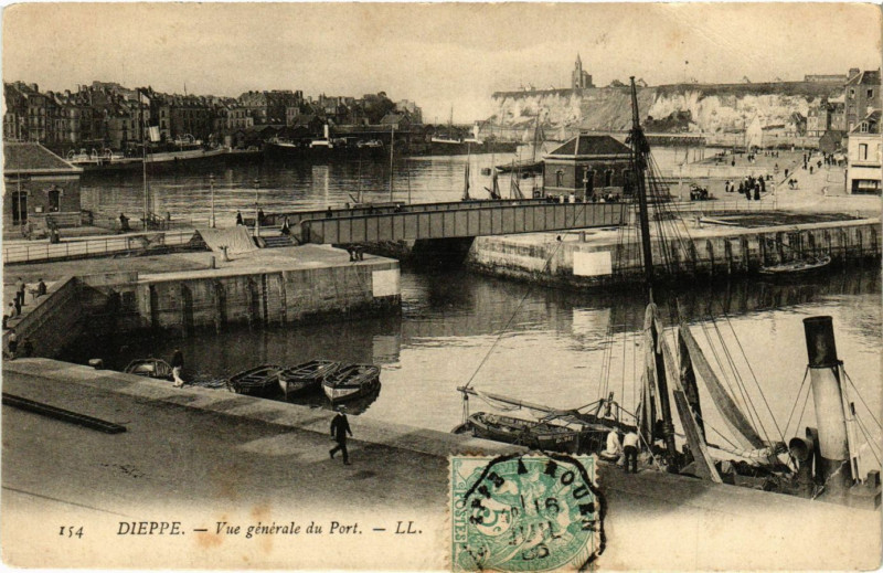 Carte postale ancienne Dieppe-Vue générale du Port à Dieppe