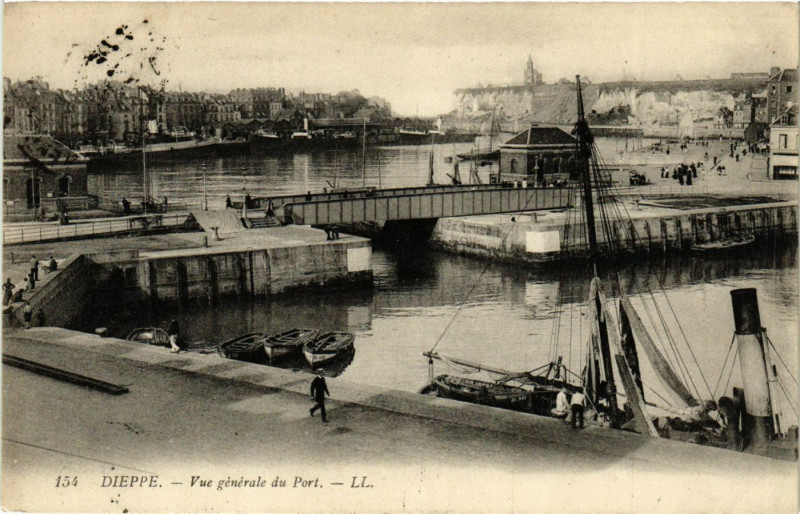 Carte postale ancienne Dieppe-Vue générale du Port à Dieppe