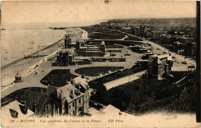 Carte postale ancienne Dieppe-Vue générale du Casino et la Plage à Dieppe