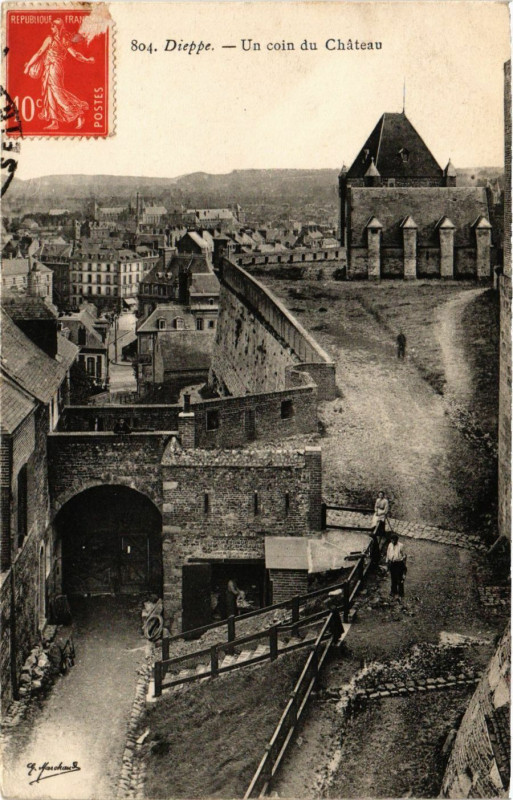 Carte postale ancienne Dieppe-Un coin du Chateau à Dieppe