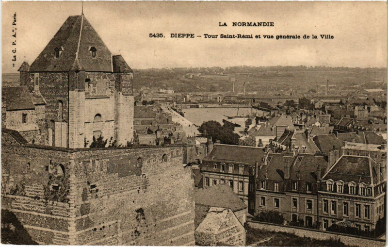 Carte postale ancienne Dieppe-Tour Saint-Remi et vue générale de la Ville à Dieppe