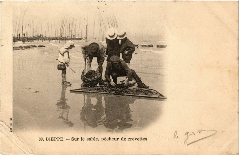 Carte postale ancienne Dieppe-Sur le sable pecheur de crevettes à Dieppe