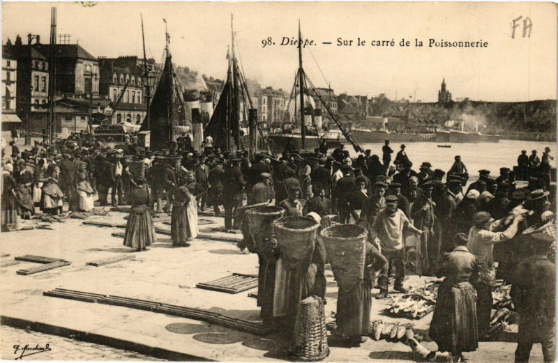 Carte postale ancienne Dieppe-Sur le carrée de la Poissonnerie à Dieppe