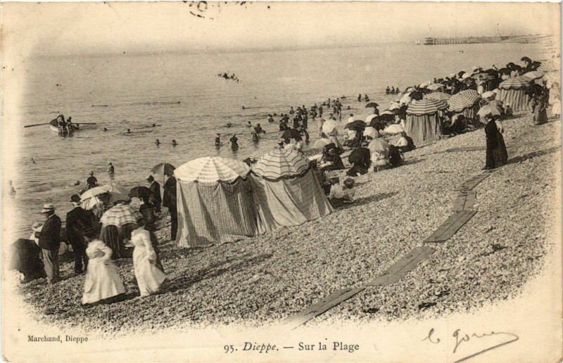 Carte postale ancienne Dieppe-Sur la Plage à Dieppe