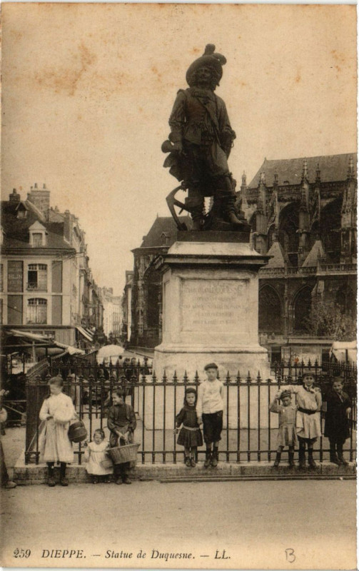 Carte postale ancienne Dieppe-Statue de Duquesne à Dieppe