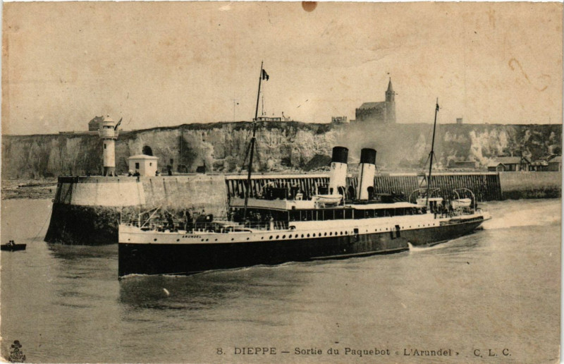 Carte postale ancienne Dieppe-Sortie du Paquebot L'Arundel à Dieppe