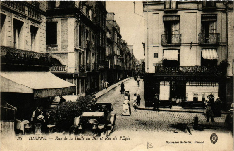 Carte postale ancienne Dieppe-Rue de la Halle au Ble et Rue de l'Epée à Dieppe