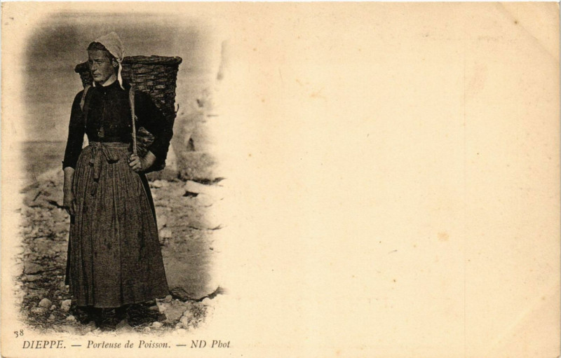 Carte postale ancienne Dieppe-Porteuse de Poisson à Dieppe