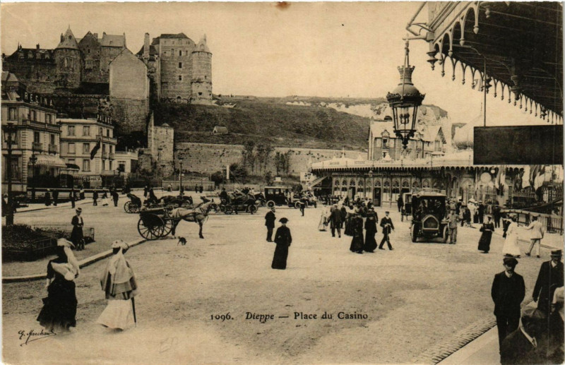 Carte postale ancienne Dieppe-Place du Casino à Dieppe