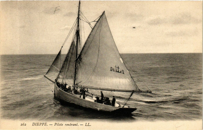 Carte postale ancienne Dieppe-Pilote rentrant à Dieppe